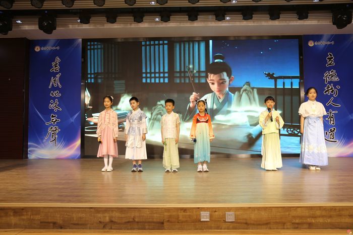 从“整本书”到“整个舞台”：一所小学如何让阅读“活”起来  ——济南市纬二路小学“致格大舞台”整本书阅读展演活动