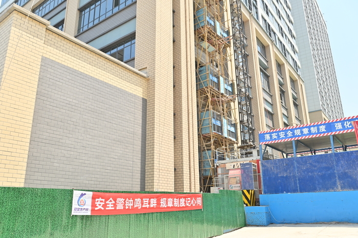 高温下的建筑零工队：早晚灵活作业，工地有西瓜绿豆汤等解暑食品