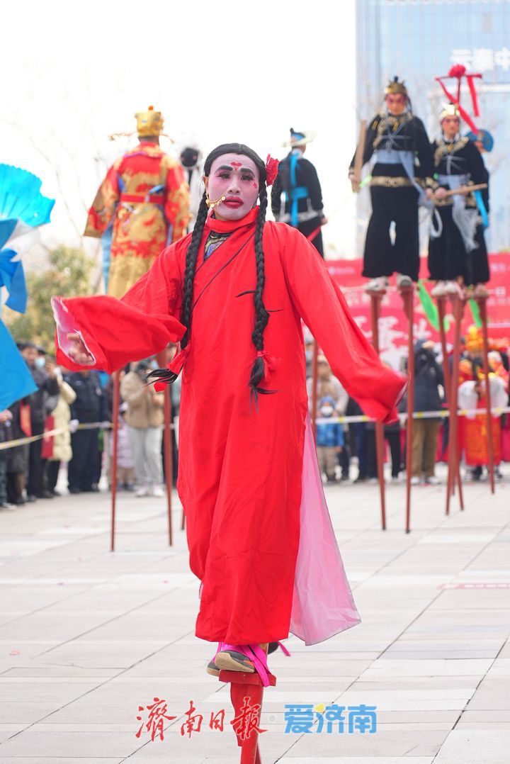 小年高跷闹泉城 年味扑面迎新春