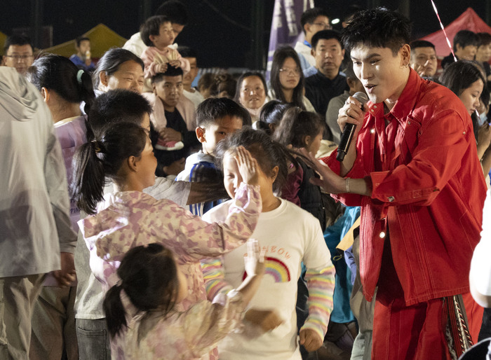 山东+贵州、村晚+村超，这场“泉民大舞台”太嗨了!