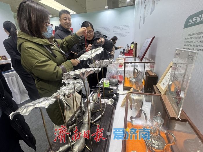 文创成果展亮点足 莱芜锡雕惹人爱