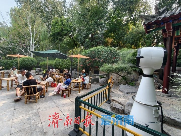 喷雾降温“神器”火力全开 清凉伴游客游园