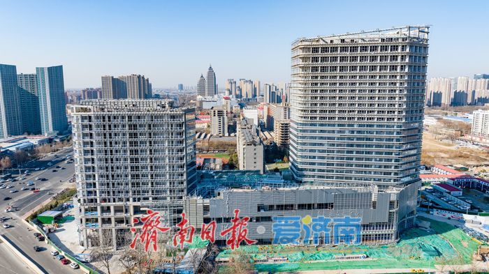 项目强省会｜济南腊山站上盖综合体“披外衣” 玻璃幕墙安装加速，西部新地标轮廓初现