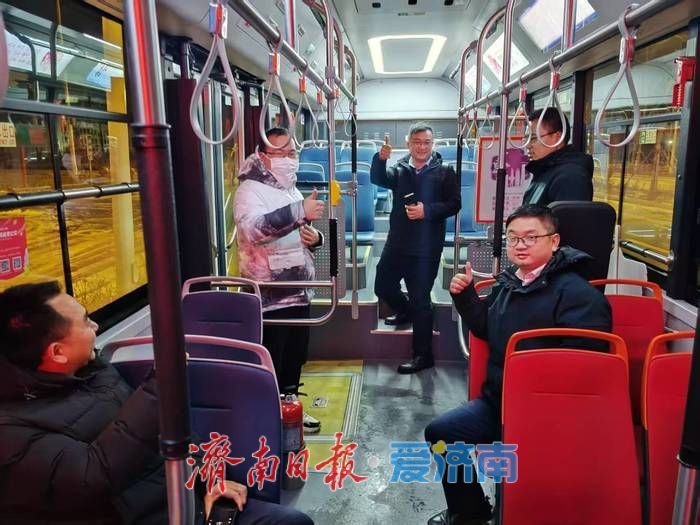 暴雪夜高铁晚点 济南公交延时服务暖人心