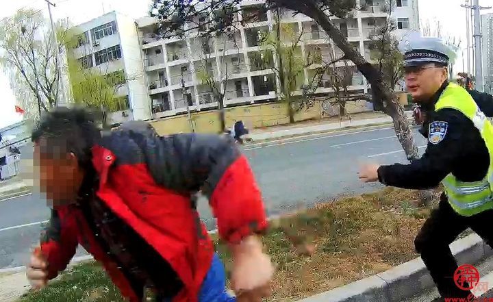 挪用号牌被查 男子企图逃跑被济南交警抓获