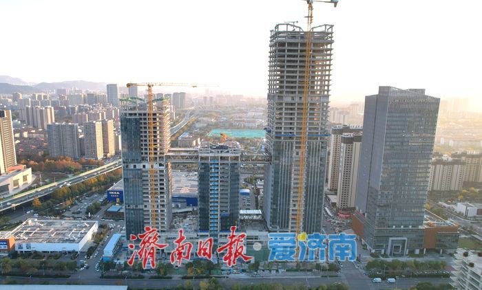 济南西部万融云城二期“空中双连廊”顺利贯通实现牵手