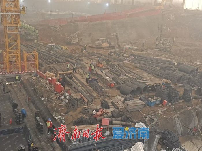 洪楼大白膜内元旦加紧施工