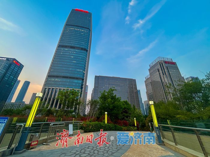 暮色樱语落泉城 奥体地铁口藏起都市里的春日限定