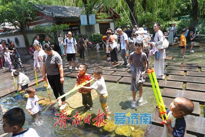 泉城热浪蒸腾 趵突泉畔亲泉戏水寻清凉