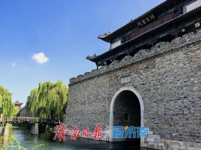 秋日明水古城 水天相映如画