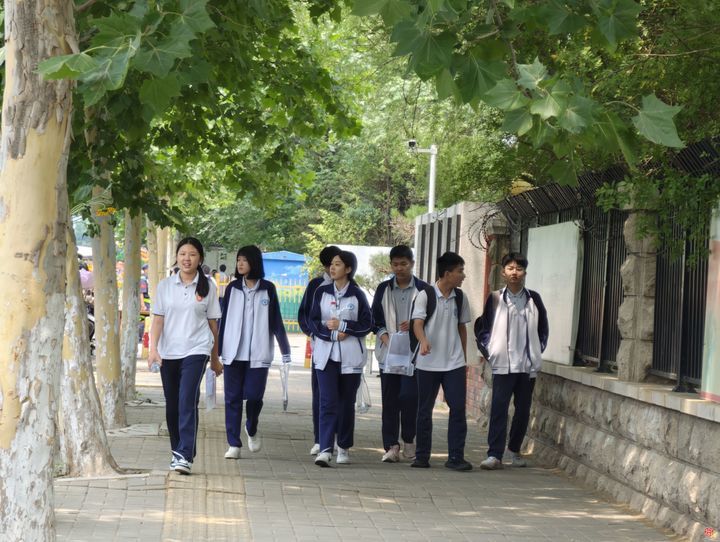 中考收官 济南二中考场外温情迎考