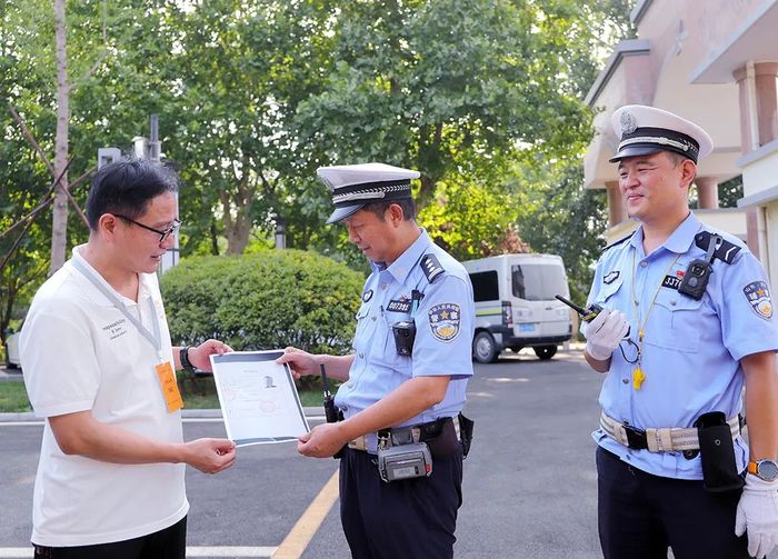 家长送考路线规划失误求助，济南交警“绿波保障”顺利送考