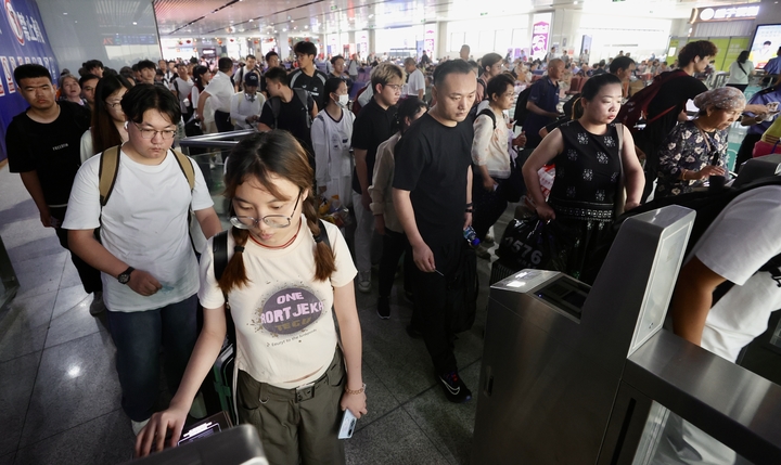 2025年铁路暑运雨中启动 济南站客流平稳 旅客有序踏上旅程