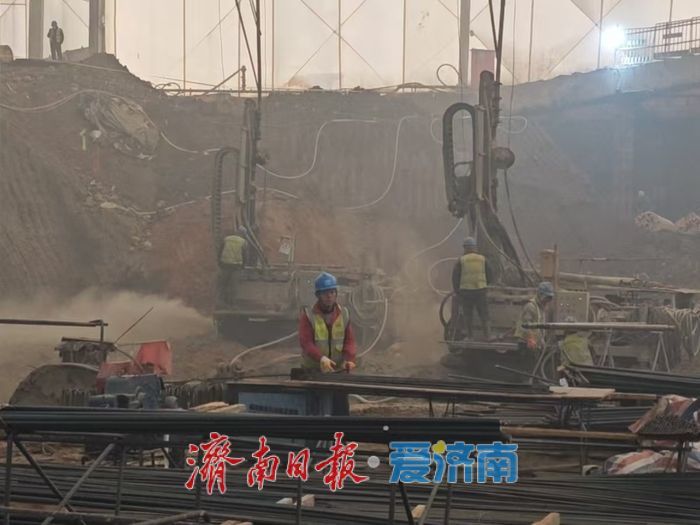 洪楼大白膜内元旦加紧施工