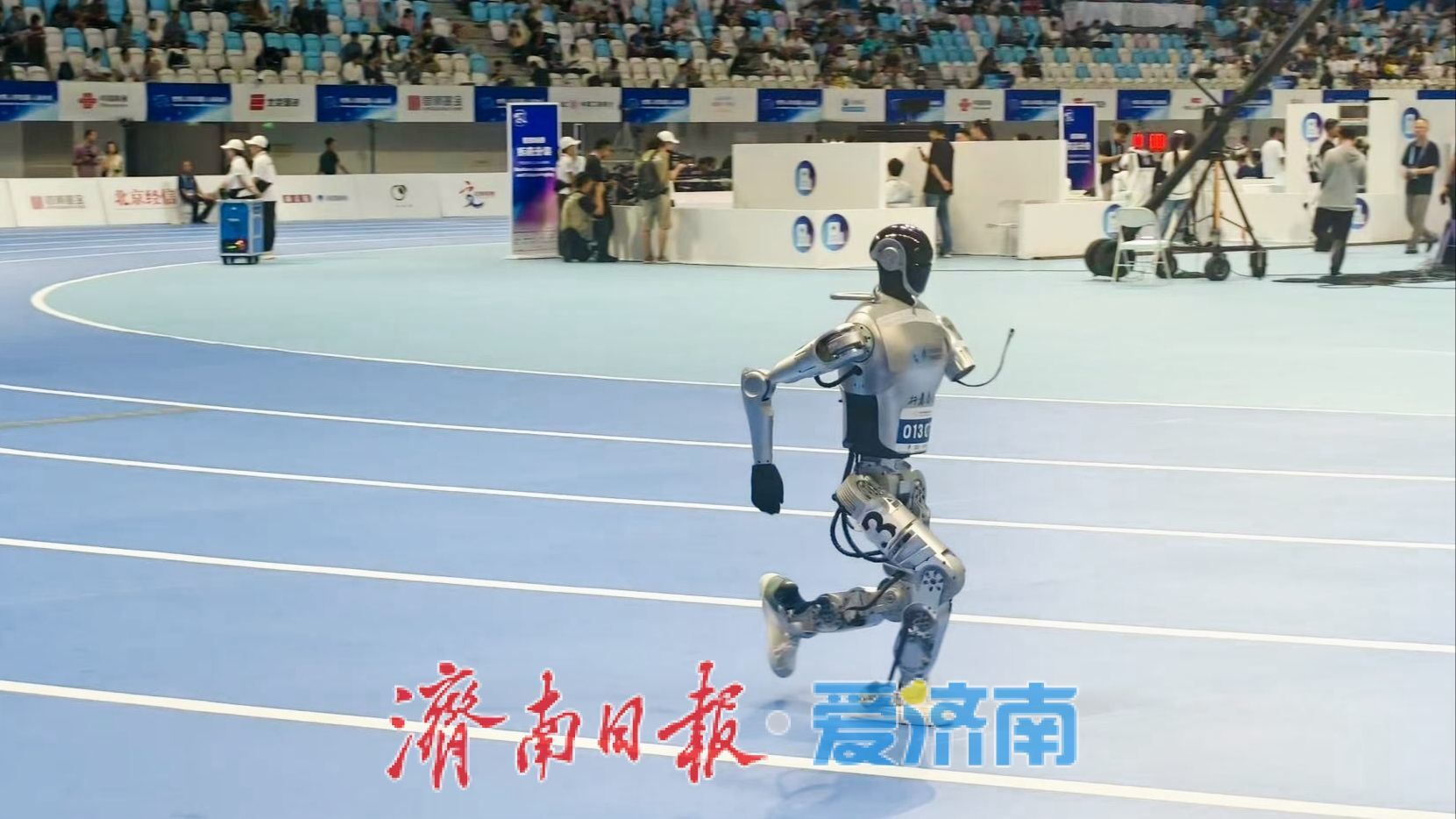 断臂跑完1500米全程，济南造机器人平衡能力刷屏