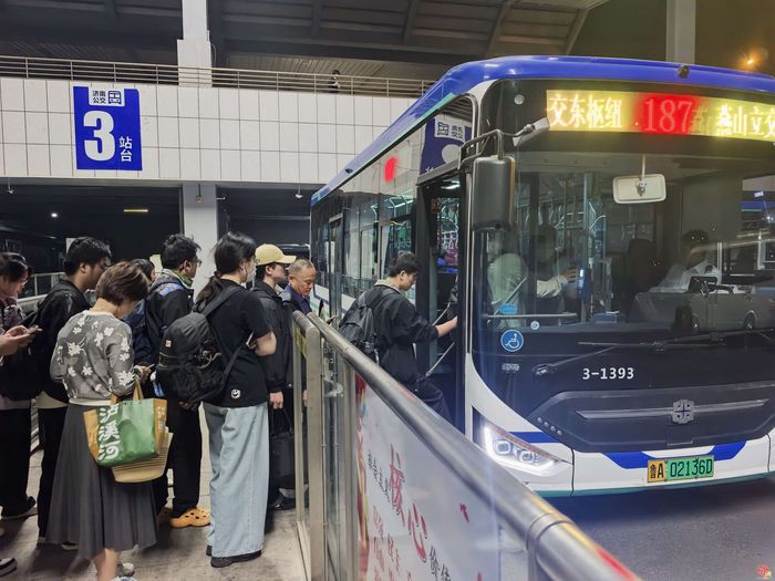车轮滚滚护团圆——济南公交全力守护市民游客平安顺畅出行