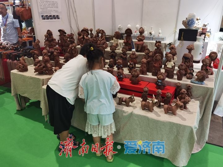 泉茶盛会遇非遗匠心：博山泥塑传承人胡云平用泥巴定格市井温情