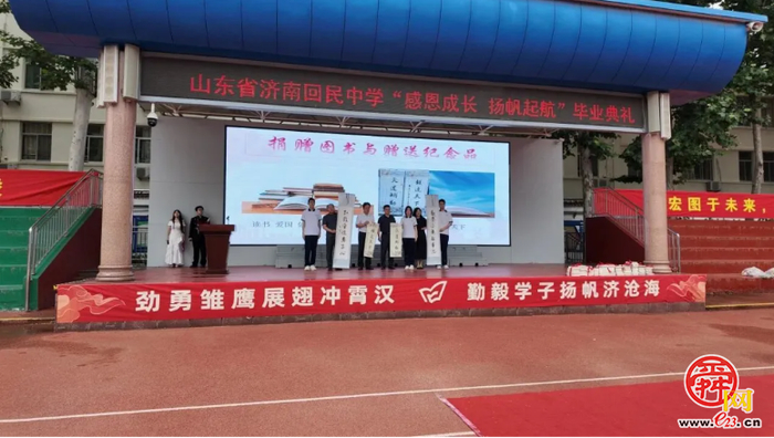 比了个耶，我们就毕业啦！