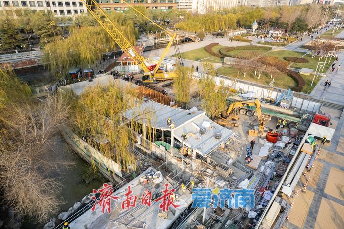 泉城广场过街地下通道地面亭雏形初现