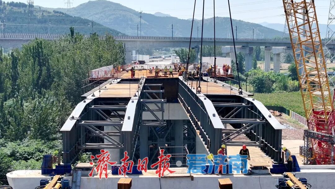 项目强省会｜京台高速公路上跨京沪、水白铁路工程顺利完成导梁吊装施工