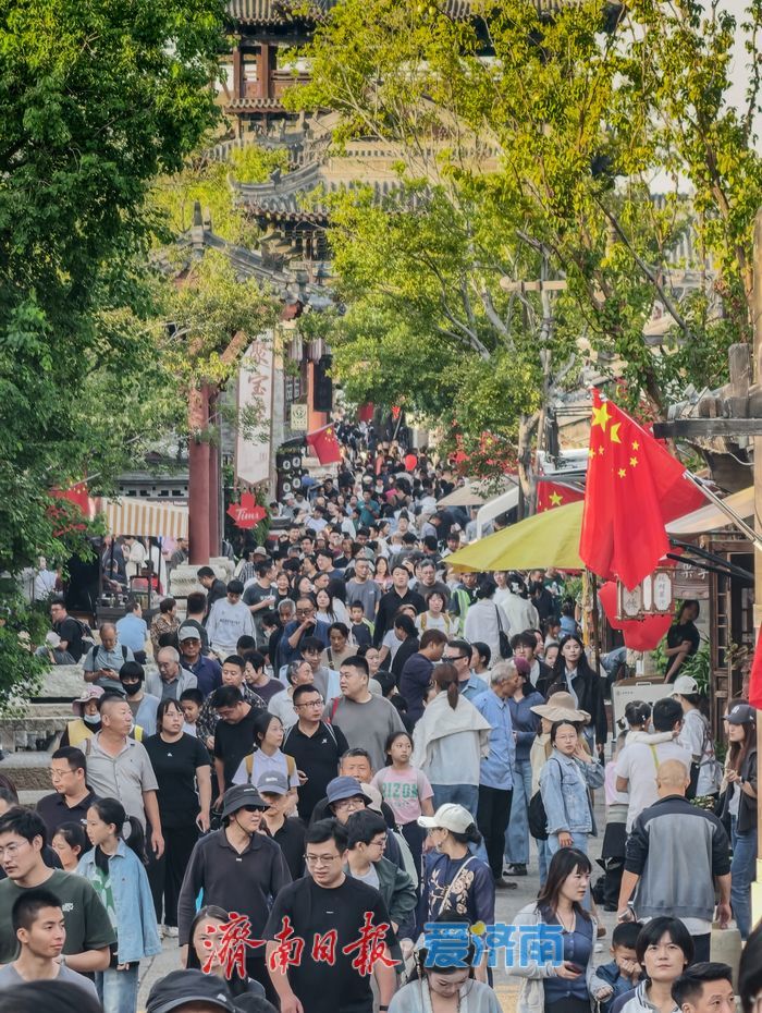 济南：满城“中国红”点燃国庆文旅热潮