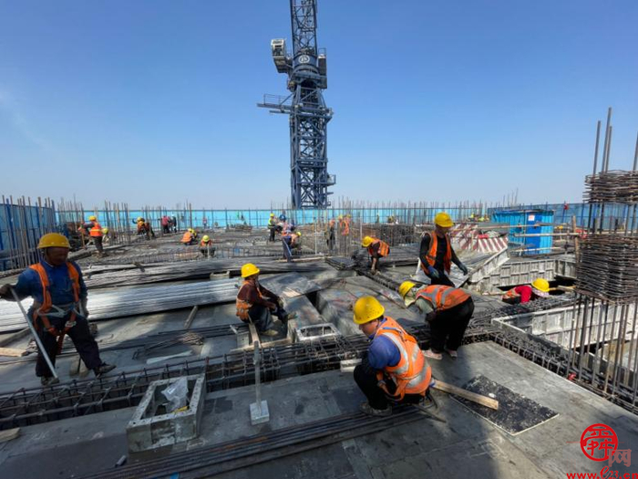 CBD中央广场项目318米主楼喜封金顶