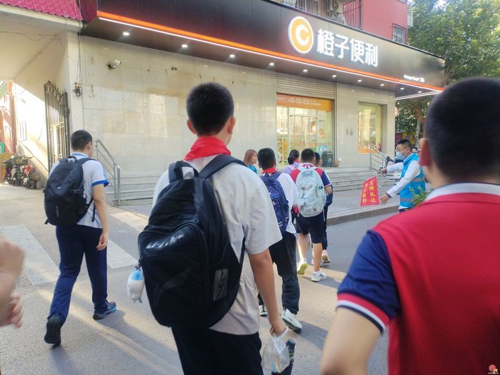 开学护航暖心行 济南公交S171路定制公交守护学子求学路