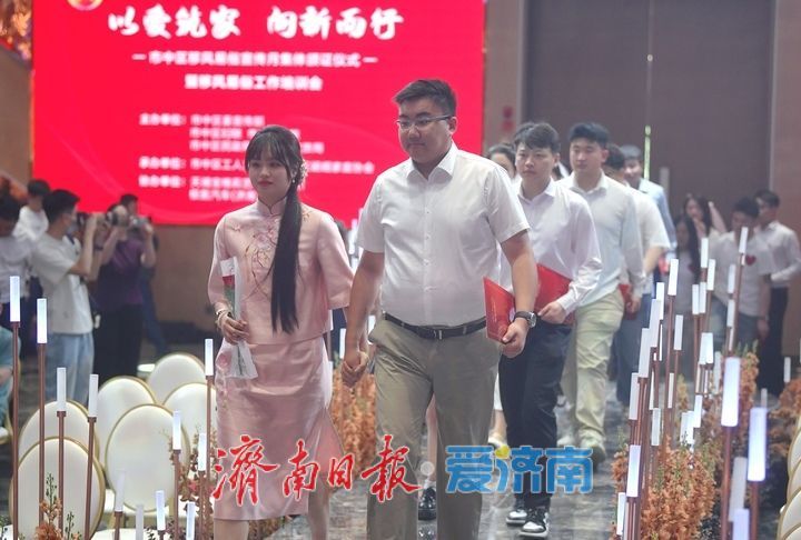 以爱筑家向新而行，集体颁证仪式为“520”增添别样浪漫
