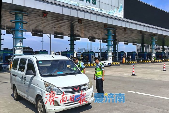 济南守护“暑运”严查出租车违法违规经营行为