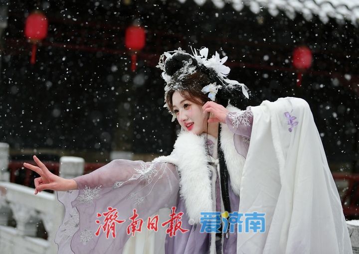 青砖黛瓦披银装，雪后泉城美到穿越