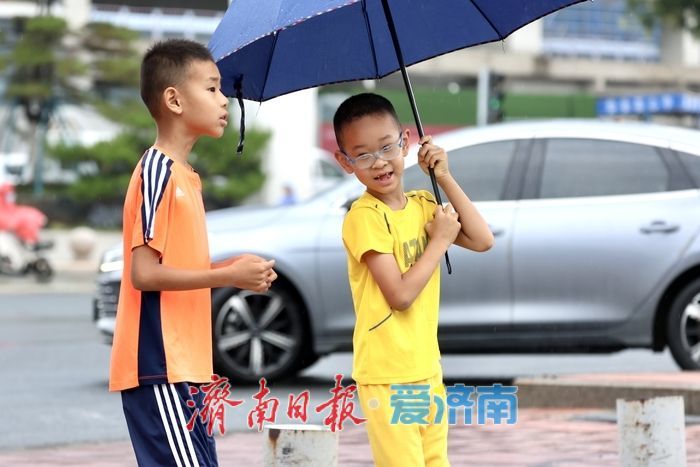 济南早高峰雨势减弱，出行压力降低