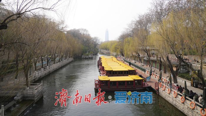 坐画舫游济南，护城河上览春色