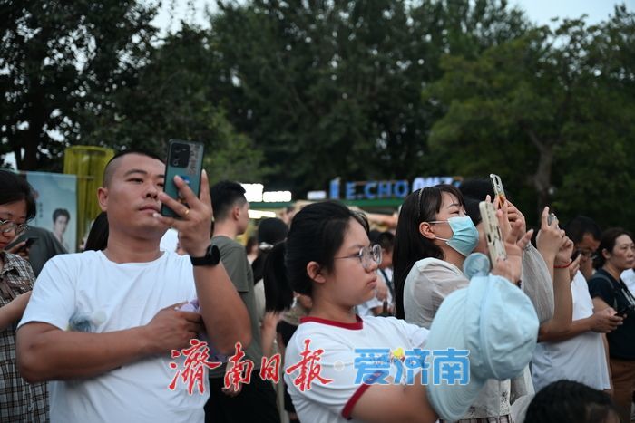 一年四季 泉在济南丨暑期周末“热力叠加” 大明湖超然楼成夜游磁极