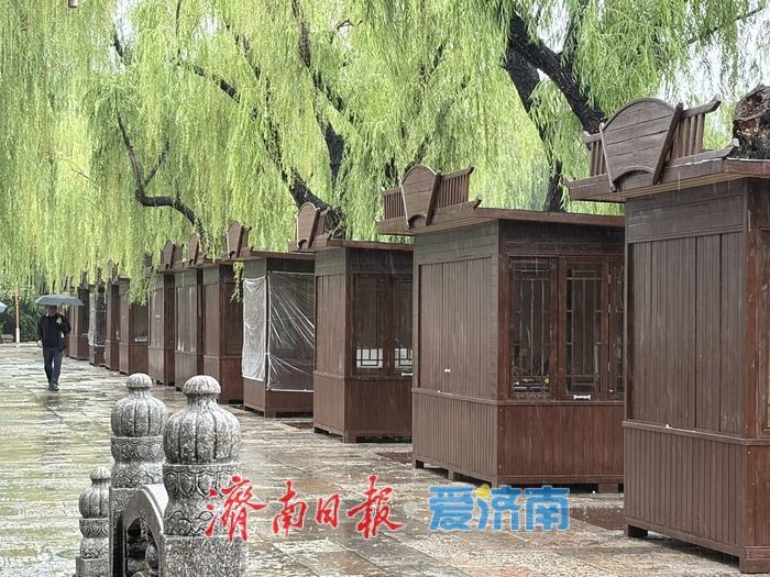 济南百花洲商业设施全新升级 湖面画舫、仿古木屋亮相