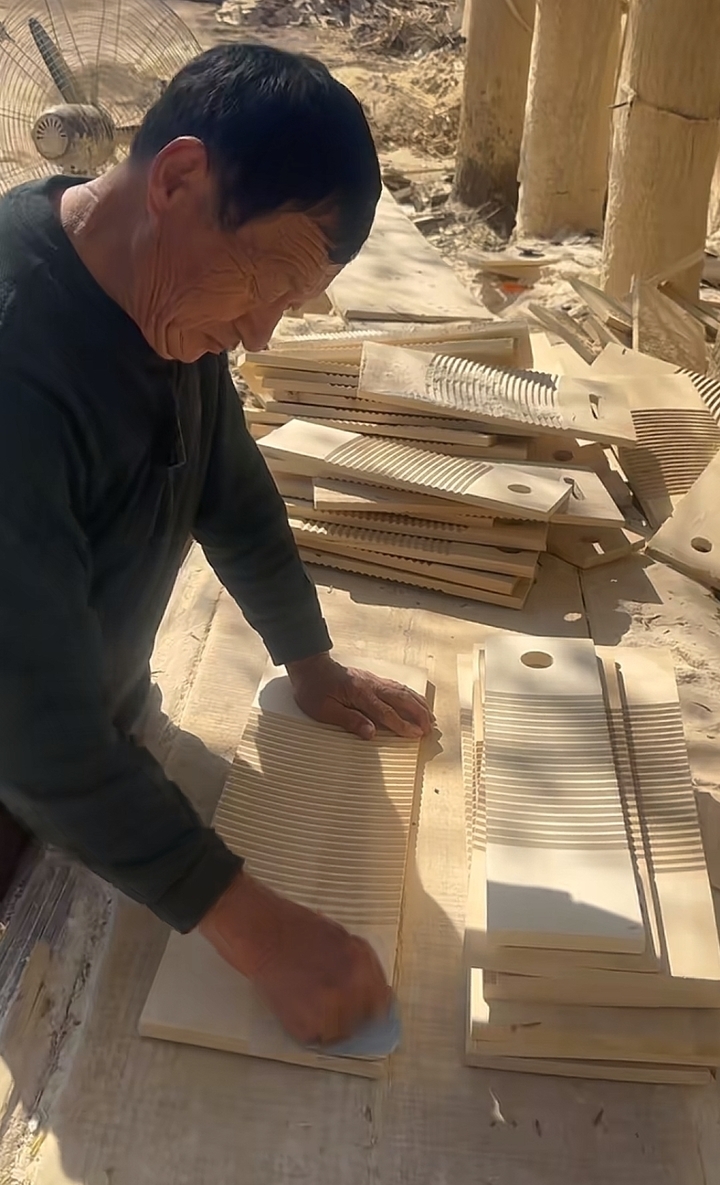 00后返乡青年“玩转”传统搓衣板，线上日销2000块，超七成销往京沪等城市