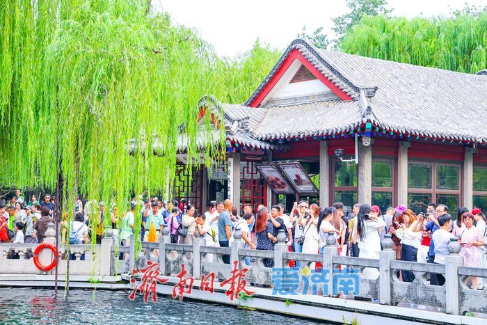 秋景如画引客来 趵突泉景区中秋假期客流平稳景致怡人