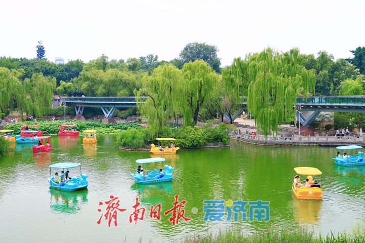 休闲漫步游园间 欢度端午小长假