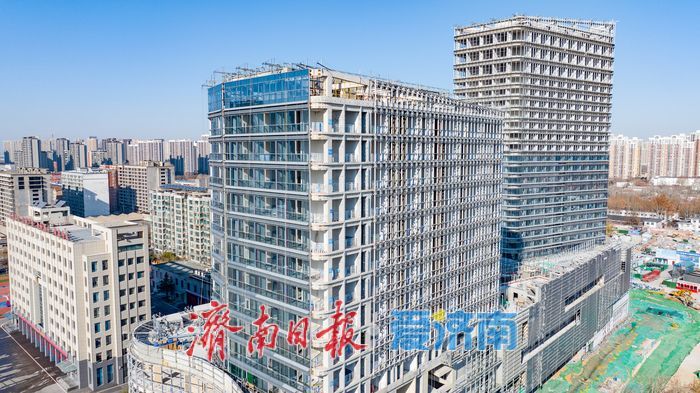 项目强省会｜济南腊山站上盖综合体“披外衣” 玻璃幕墙安装加速，西部新地标轮廓初现