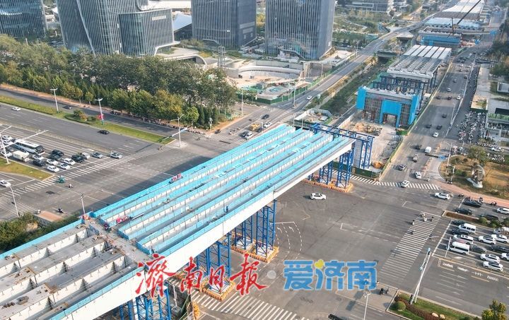 济南凤凰黄河大桥南延工程钢箱梁开始上跨经十路