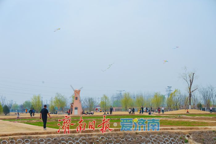 一年四季 泉在济南丨春拂白泉 草坪露营放风筝解锁市民春日休闲新场景