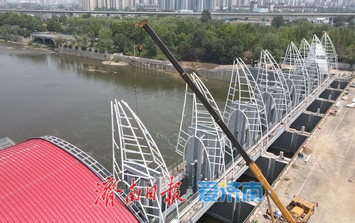 风帆造型钢架重装就位，小清河洪园节制闸维修改造收尾