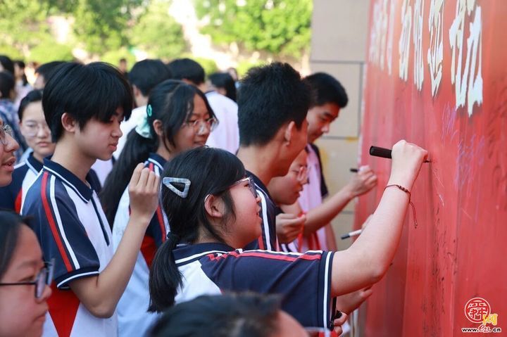 扬帆起航逐梦想 向海而行铸荣光——外海中学2026届九年级毕业仪式圆满举行