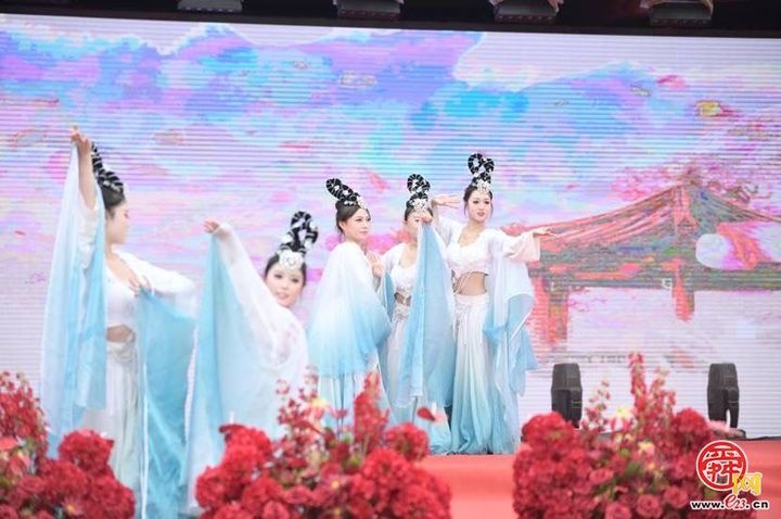 中式浪漫天花板！济南方特举办七夕国风集体婚礼