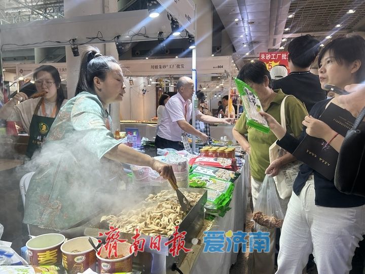 雅韵涌动人气旺 第二届中国北方（济南）传统文化用品博览会现场盛况直击