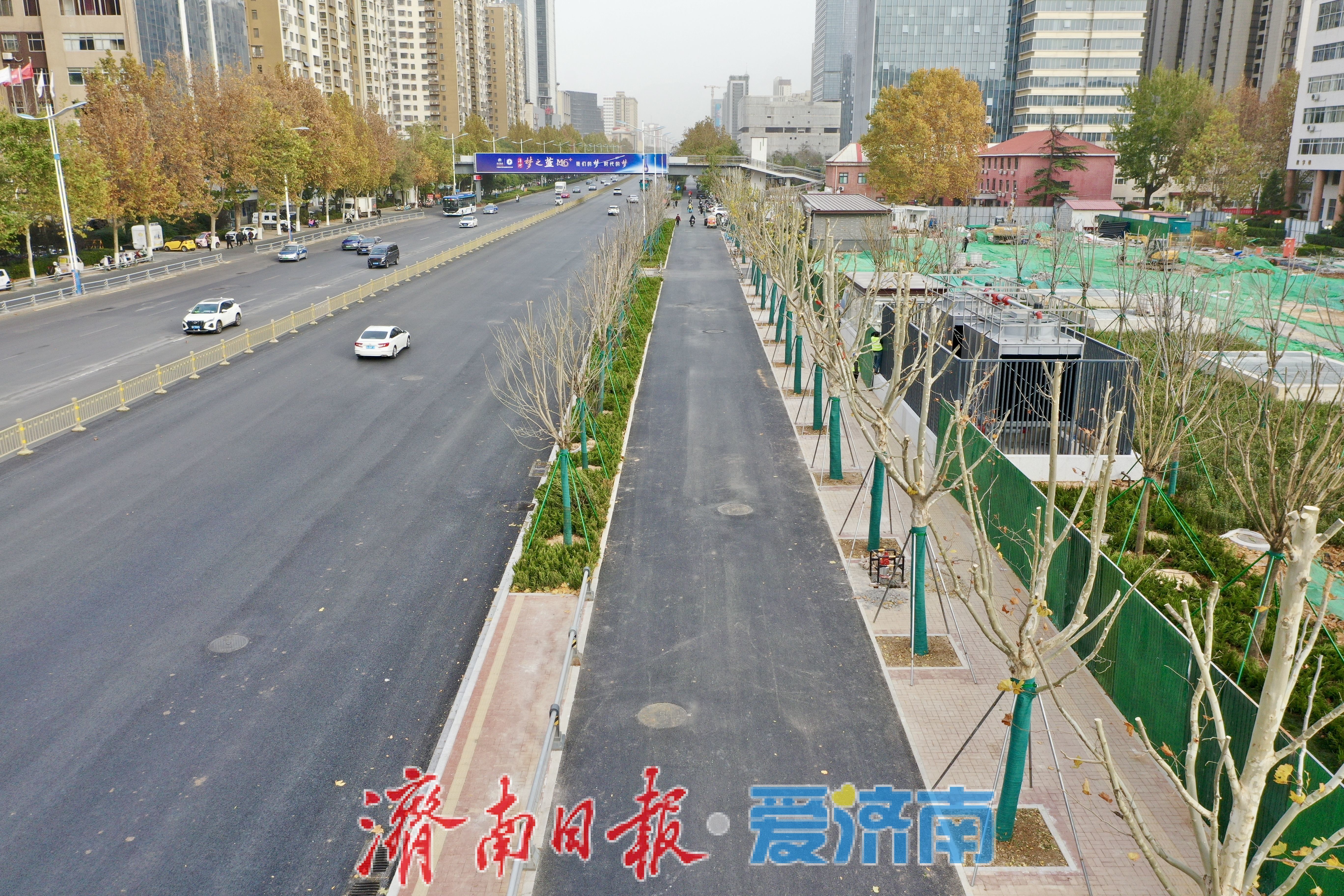 济南九中校前围挡拆除，周边通行环境显著改善