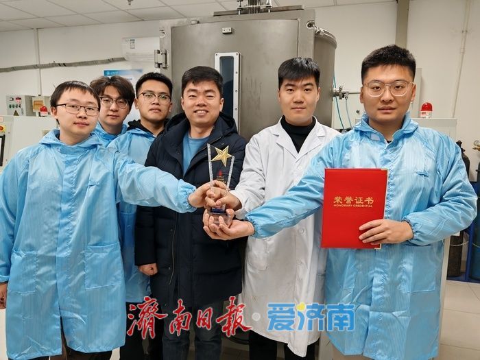 济南大学率先研制出12英寸铌酸锂晶体
