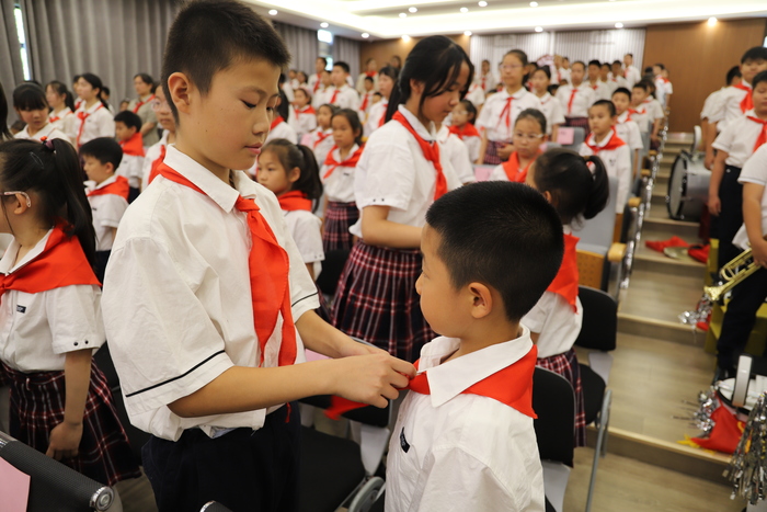 红领巾爱祖国，燕山小学举行新队员入队仪式