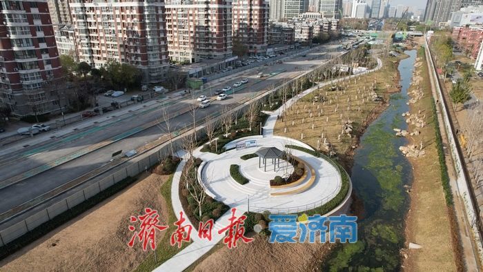 济南腊山河西路南延工程河道旁景观带亮相