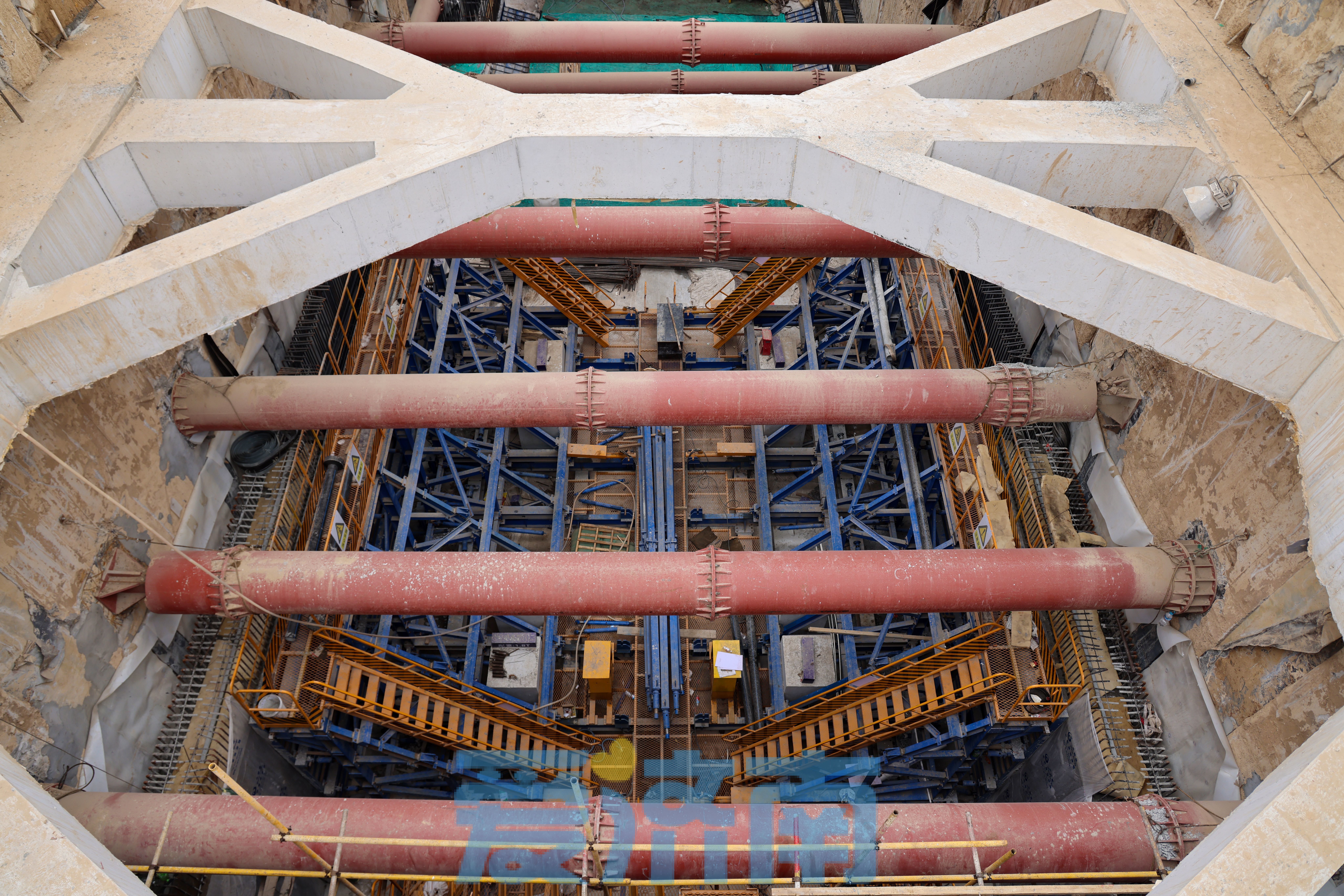 项目强省会丨坐高铁赶飞机又近一步！济滨高铁机场1号隧道首段浇筑完成