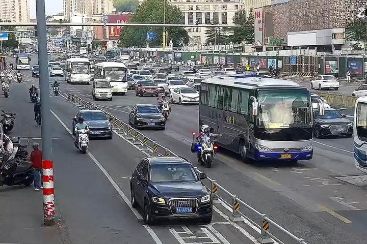 晚高峰紧急开道 济南交警铁骑21分钟护送伤童就医